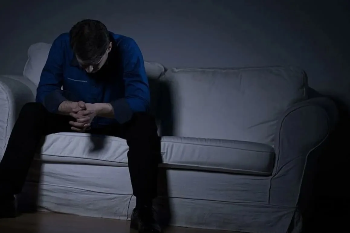 Мужчина сидит на диване